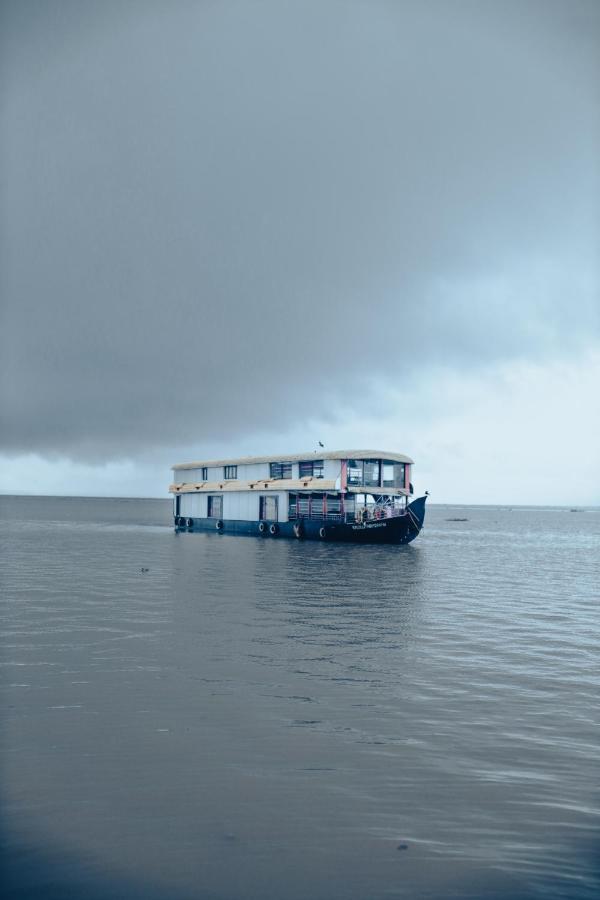 Harmony Houseboats Hotel Alappuzha Екстериор снимка