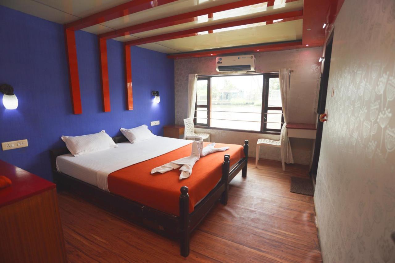 Harmony Houseboats Hotel Alappuzha Екстериор снимка