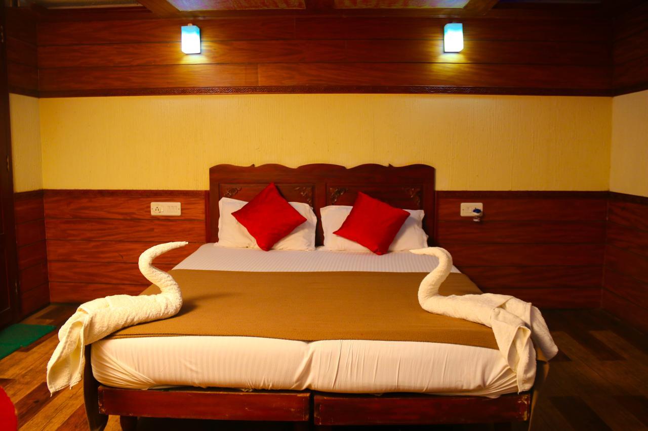 Harmony Houseboats Hotel Alappuzha Екстериор снимка